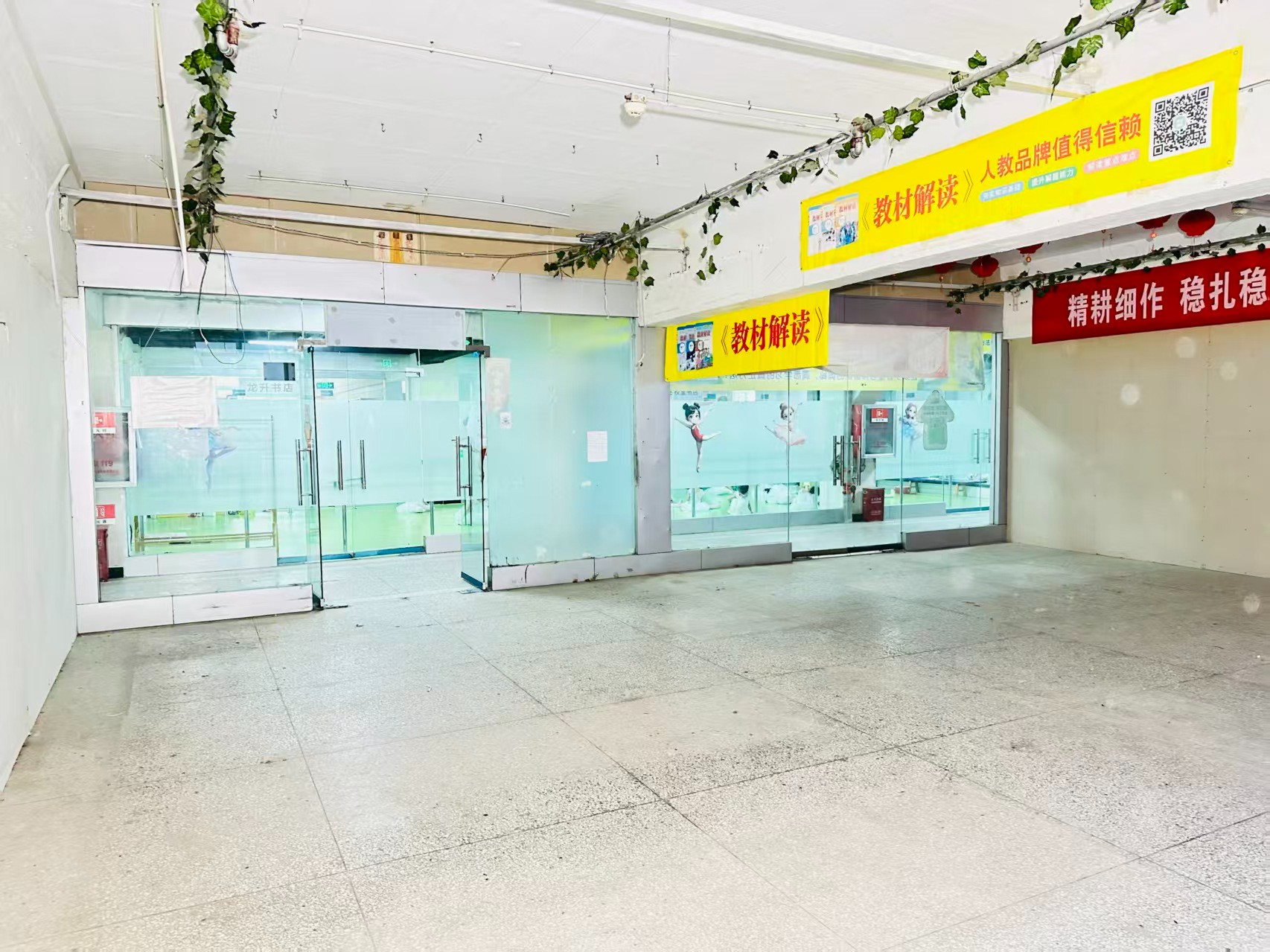 龙裕路提供写字楼、商铺、展示空间、直播间等多种面积选择，满足企业办公、研发、展示、运营等多元需求。
