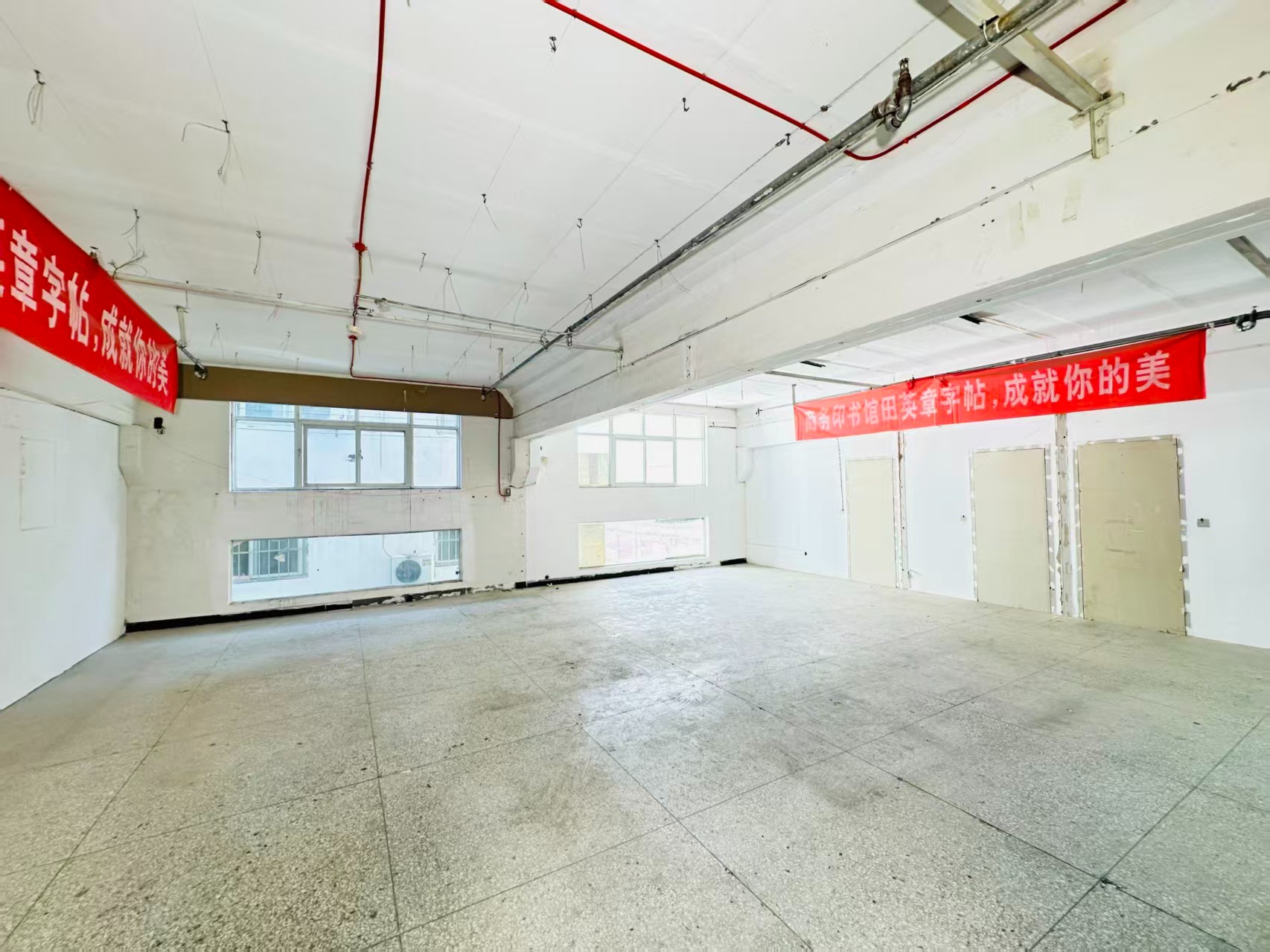 龙裕路重点吸引人工智能应用、数字经济、电商直播、智能制造服务、软件开发、科技创新企业及创业团队入驻
